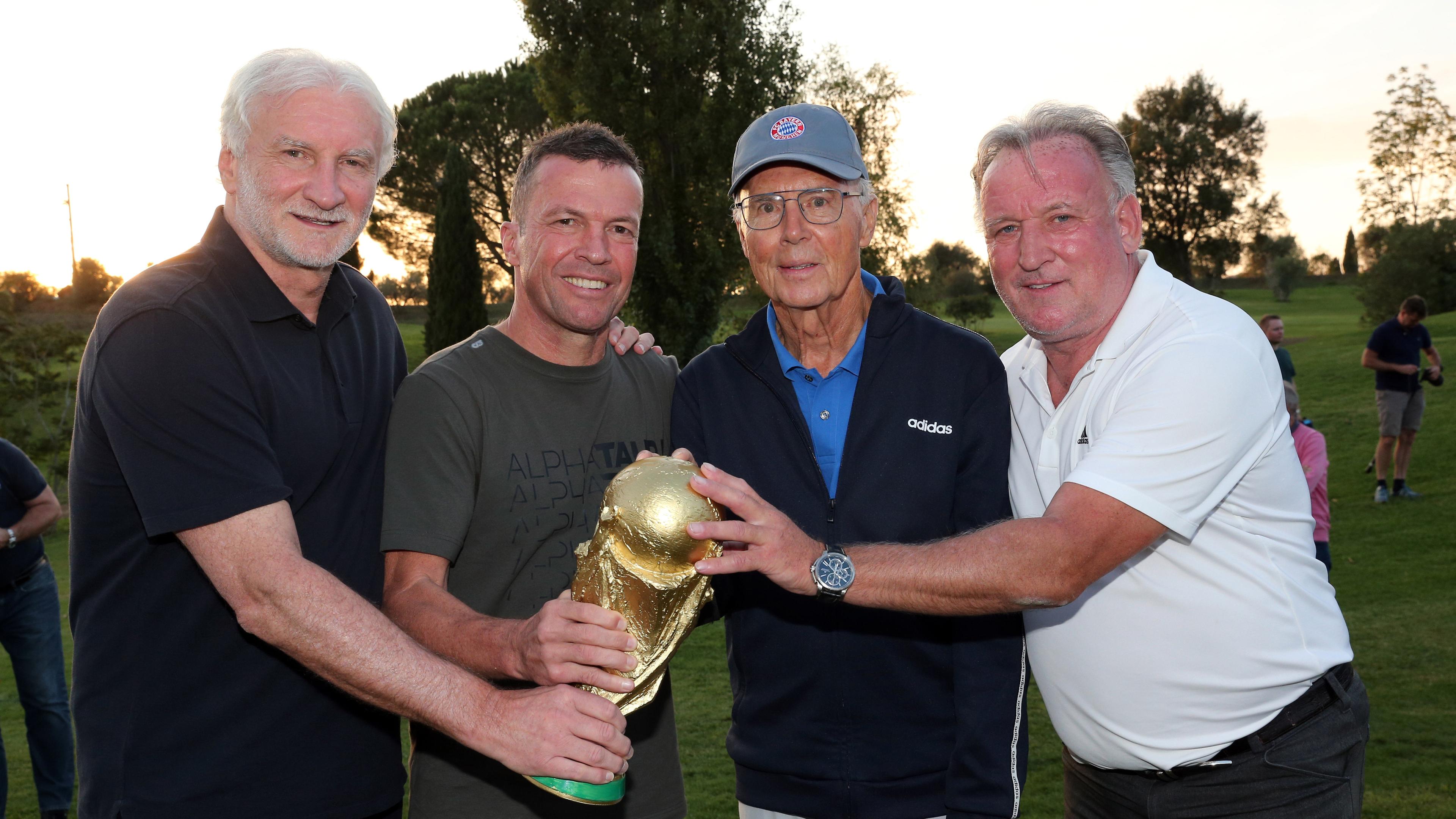 Rudi Rudi Völler (l-r), früherer Nationalspieler, Lothar Matthäus, ehemaliger Kapitän der Nationalmannschaft, Franz Beckenbauer, ehemaliger Trainer der Nationalmannschaft, und Andreas Brehme, Finaltorschütze der Fußball-WM von 1990, 