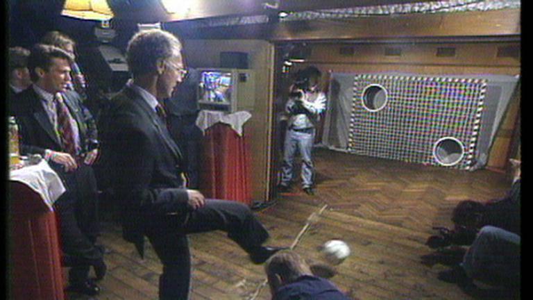 beckenbauer, franz - schiesst vom weizenbierglas auf torwand 1994