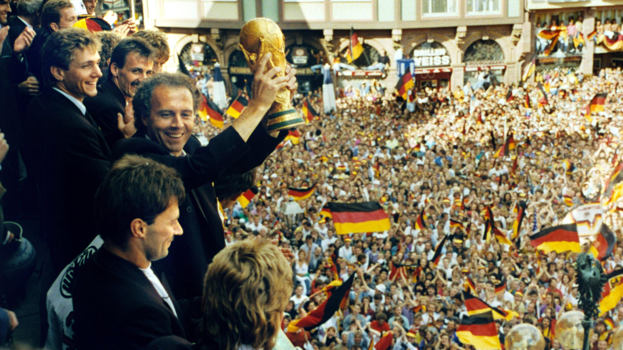 1990: Beckenbauer beim Empfang nach dem WM-Sieg 