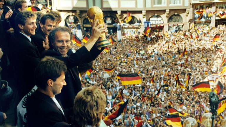 1990: Beckenbauer beim Empfang nach dem WM-Sieg 