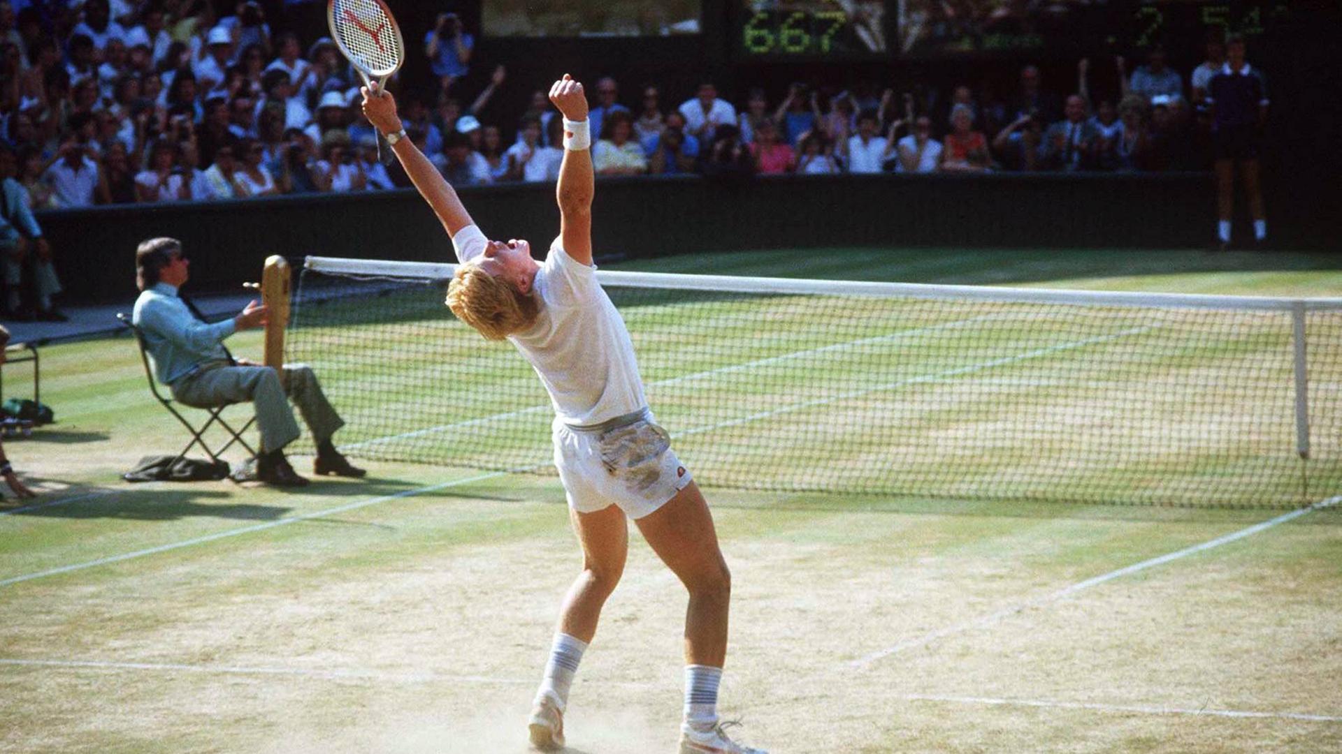 07.07.1985: Boris Becker bejubdelt nach dem Matchball seinen Finalsieg von Wimbledon 1985.