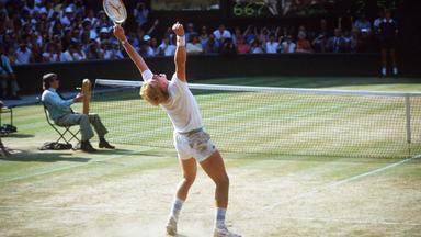 07.07.1985: Boris Becker bejubdelt nach dem Matchball seinen Finalsieg von Wimbledon 1985.