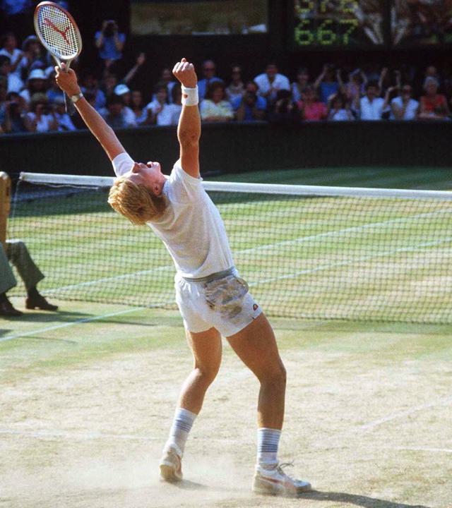 07.07.1985: Boris Becker bejubdelt nach dem Matchball seinen Finalsieg von Wimbledon 1985.