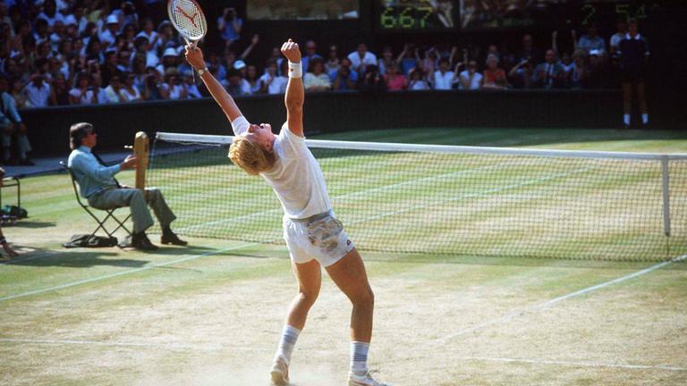07.07.1985: Boris Becker bejubdelt nach dem Matchball seinen Finalsieg von Wimbledon 1985.