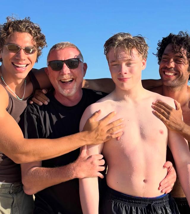 Boris Becker mit seinen Söhnen Elias, Amadeus und Noah am Strand von Portugal.