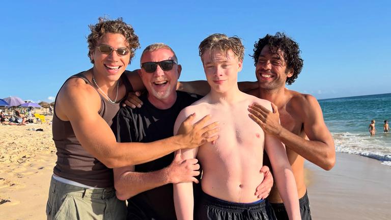 Boris Becker mit seinen Söhnen Elias, Amadeus und Noah am Strand von Portugal.