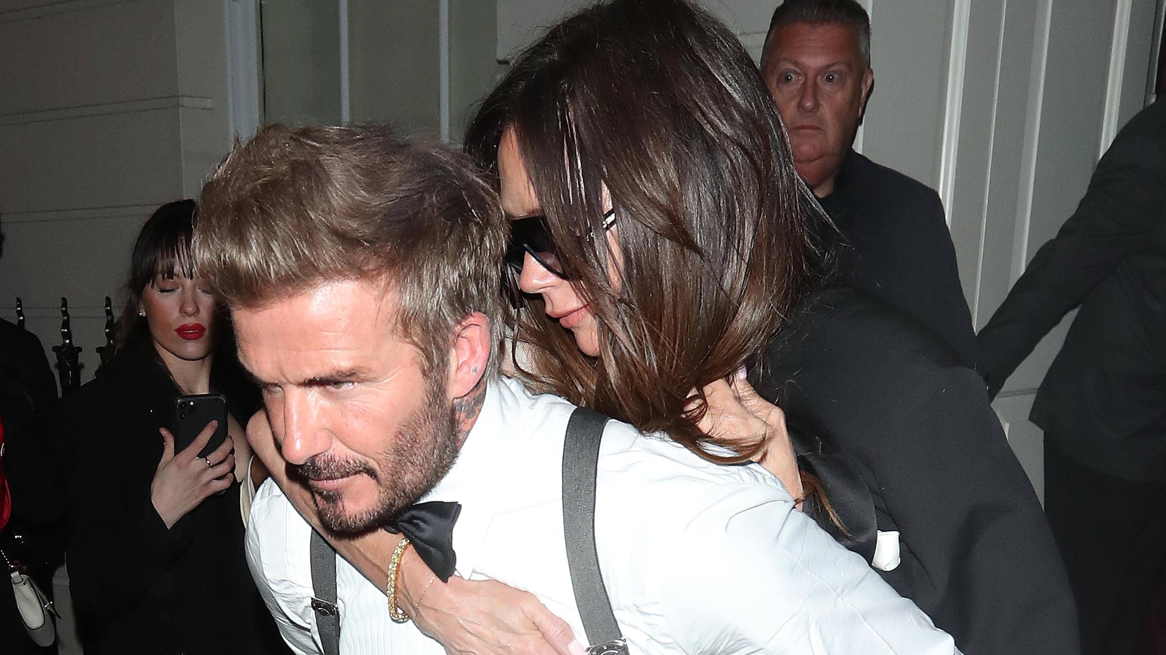 David Beckham trägt Victoria Huckepack 