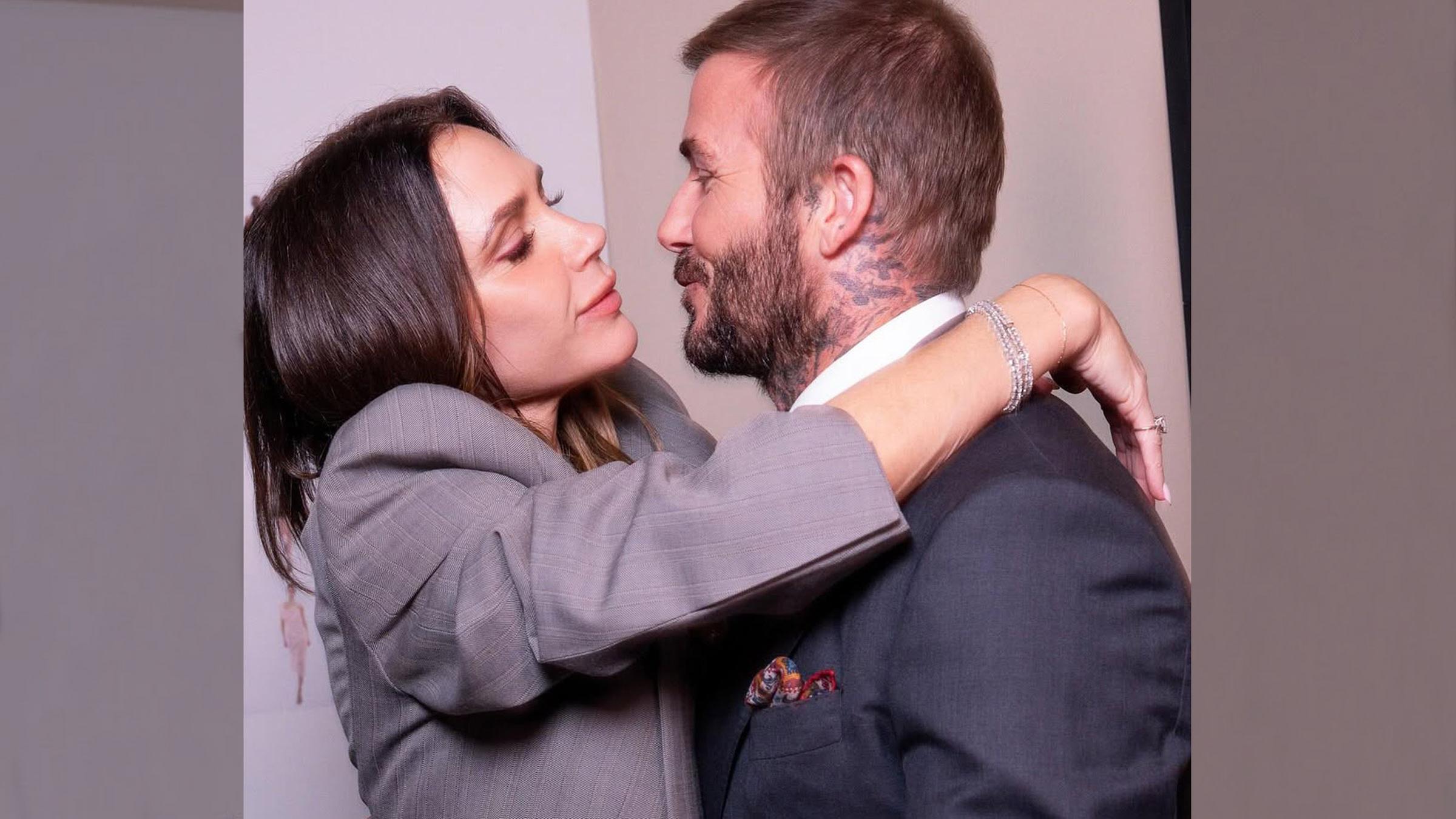 Victoria Beckham und David Beckham umarmen sich und schauen sich in die Augen.