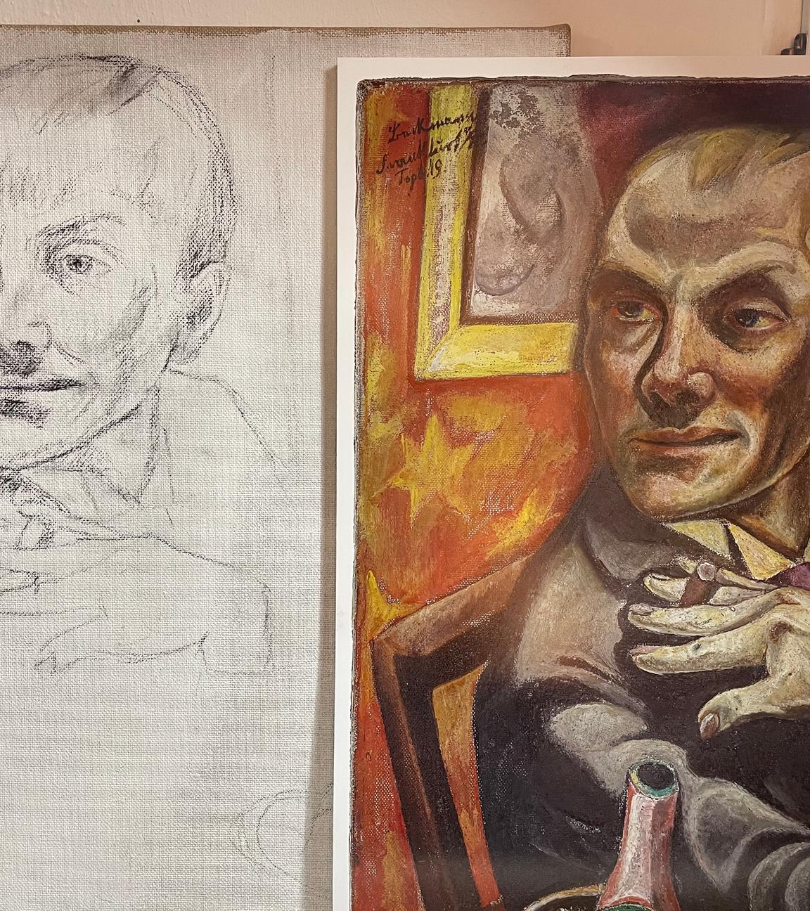  Zwei Leinwände stehen nebeneinander. Die linke zeigt eine Skizze einer Person mit angedeuteten Konturen und Schattierungen, das Gesicht ist unkenntlich gemacht. 