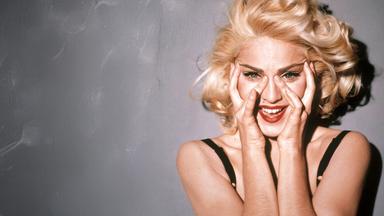 Portrait von Madonna, die in die Kamera lacht, die Hände im Gesicht