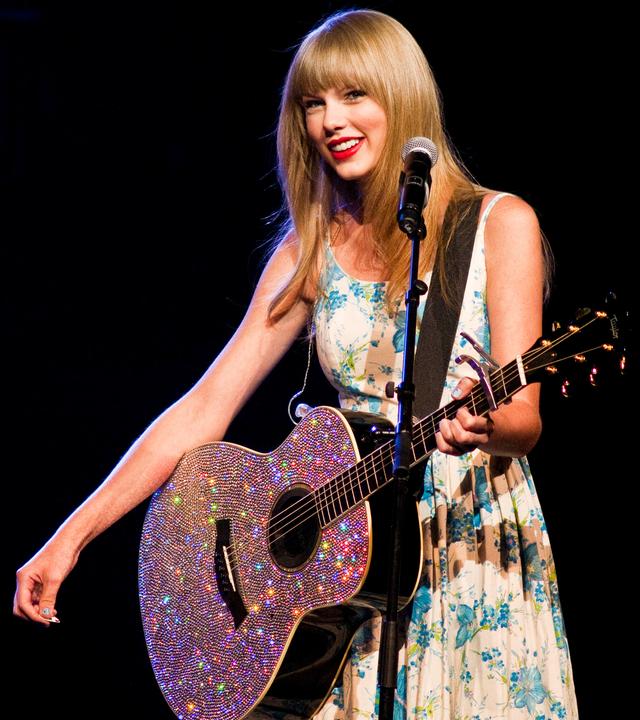 Taylor Swift mit Gitarre im Jahr 2012
