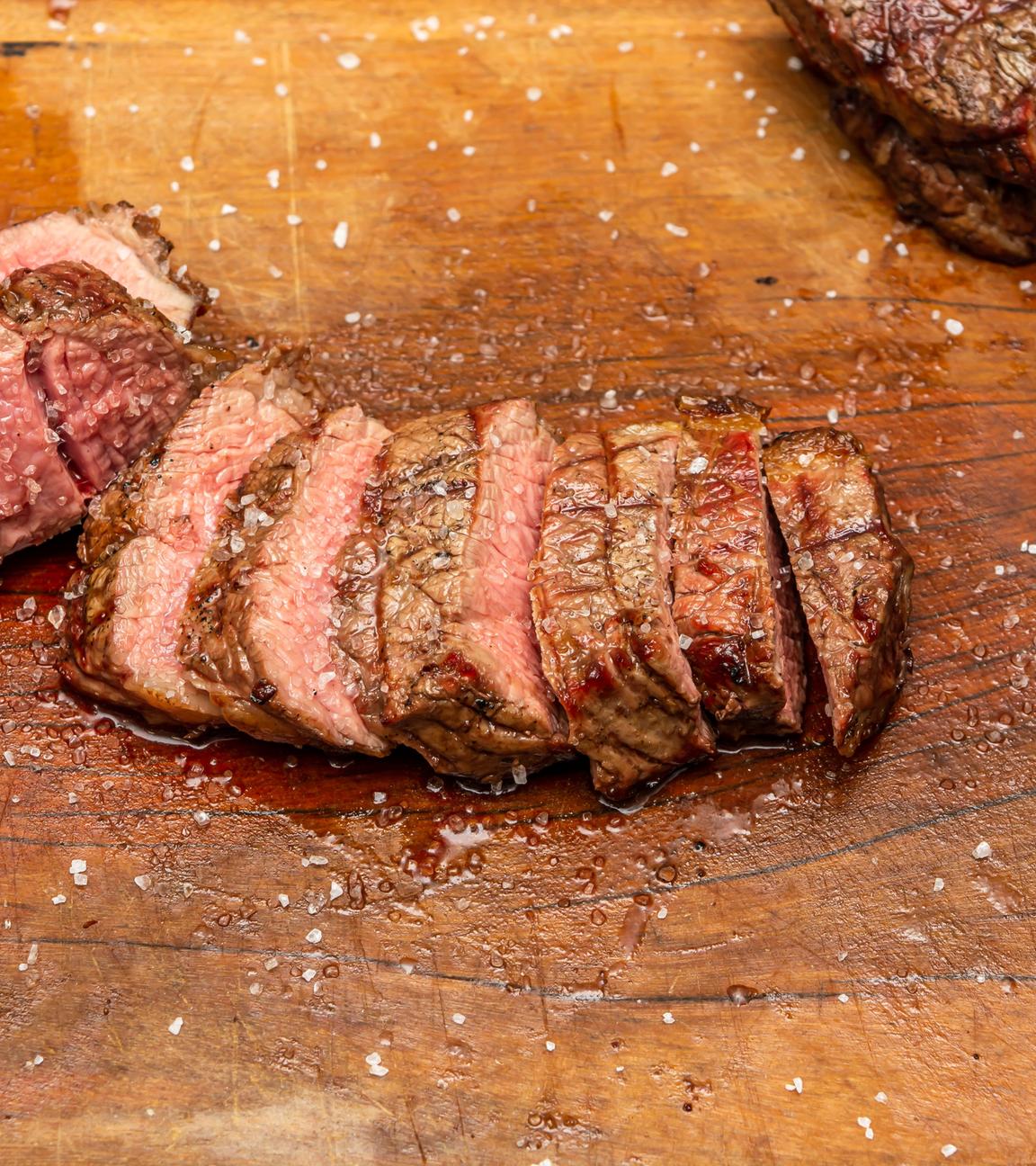 Beef Tri-Tip mit Süßkartoffel-Wedges und Apfel-Rotkohl-Salat