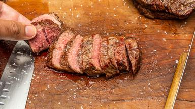 Beef Tri-Tip mit Süßkartoffel-Wedges und Apfel-Rotkohl-Salat