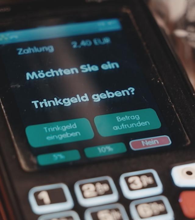 Ein Kartenlesegerät, wo nach Trinkgeld gefragt wird