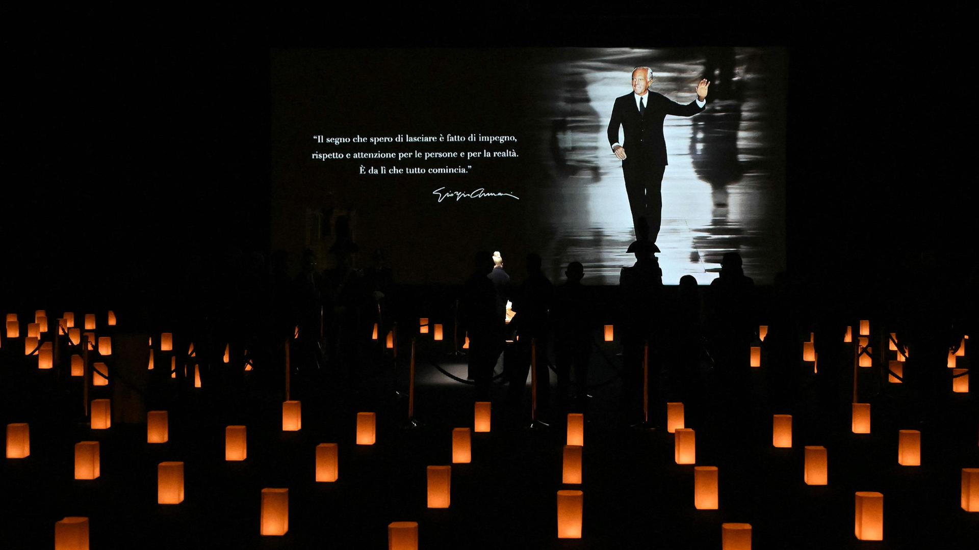 Menschen stehen versammelt um den Sarg vom verstorbene Modedesigner Giorgio Armani am 6. September in Mailand.