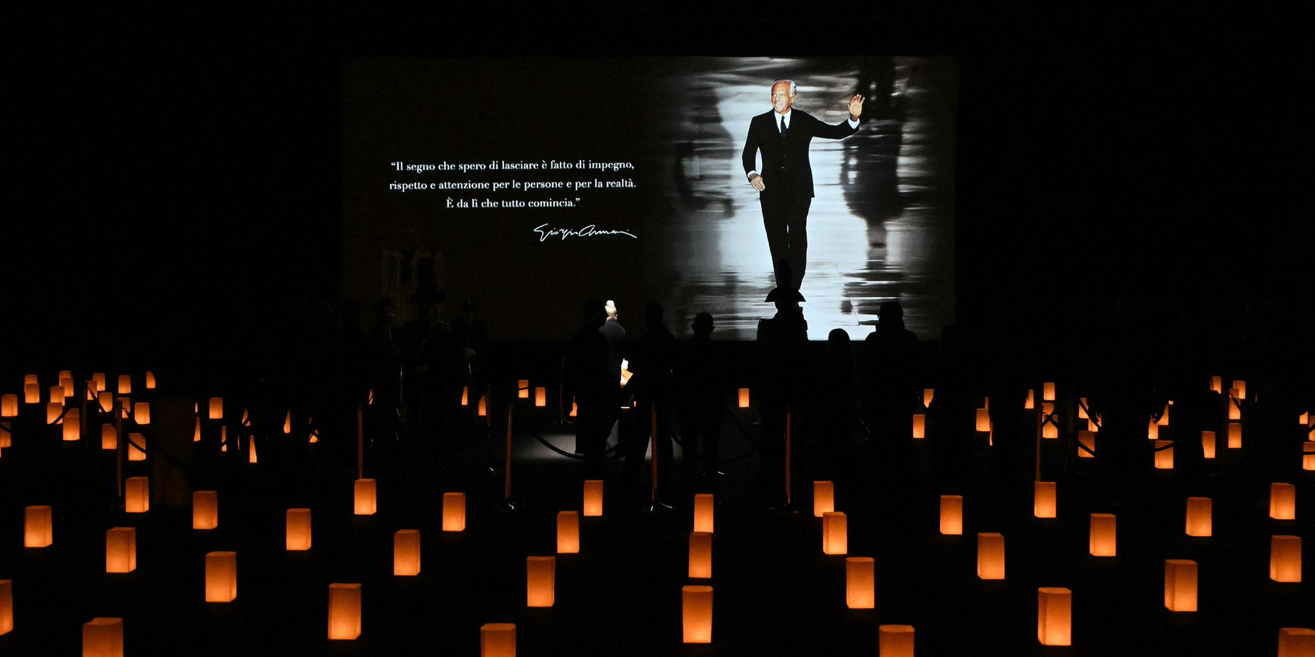 Menschen stehen versammelt um den Sarg vom verstorbene Modedesigner Giorgio Armani am 6. September in Mailand.