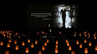 Menschen stehen versammelt um den Sarg vom verstorbene Modedesigner Giorgio Armani am 6. September in Mailand.