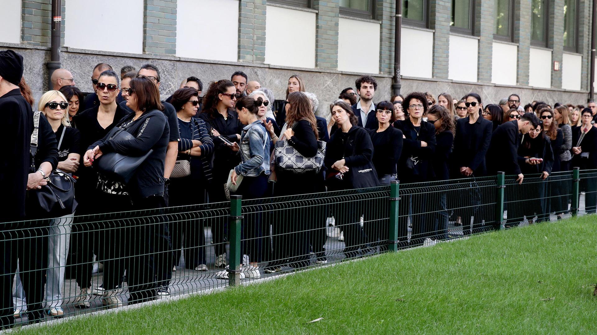 Menschen stehen am 6. September 2025 in Mailand, Norditalien, an, um dem verstorbenen italienischen Modedesigner Giorgio Armani in der Trauerkapelle die letzte Ehre zu erweisen.