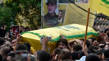 Hisbollah-Kämpfer tragen den Sarg des Hisbollah-Kommandeurs Ibrahim Akil, der am 20. September bei einem israelischen Angriff ums Leben kam, während des Trauerzuges in Beirut.