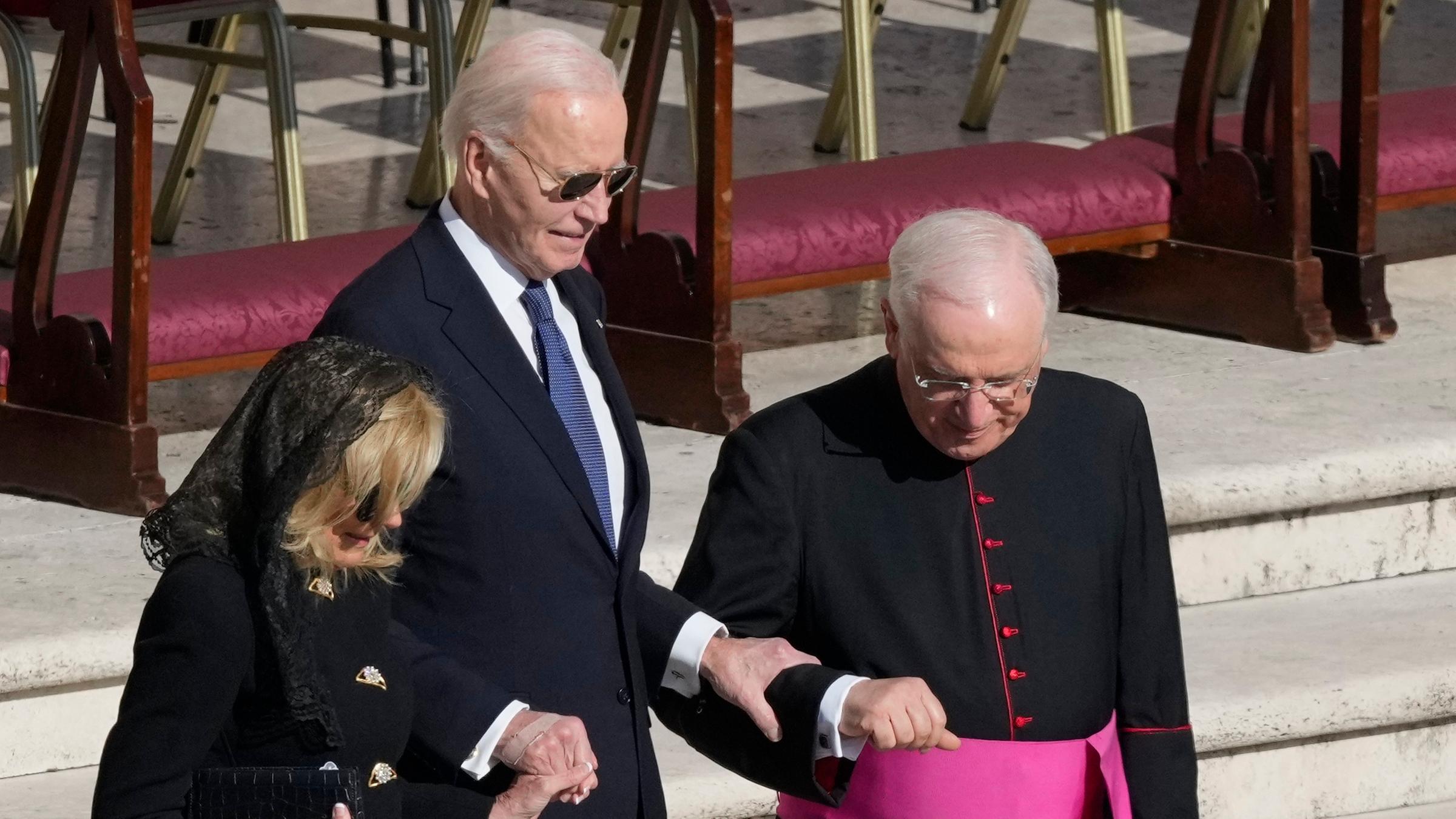 Der ehemalige Präsident Joe Biden (Mitte) und seine Frau Jill kommen zur Beerdigung von Papst Franziskus auf dem Petersplatz im Vatikan