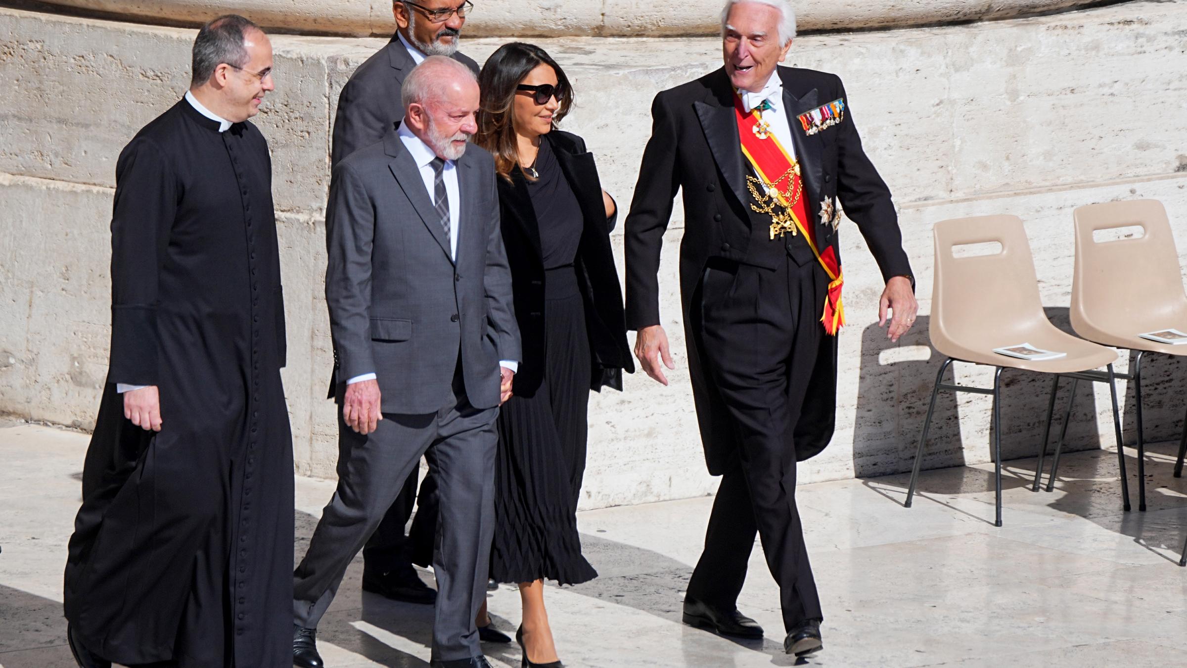 Vatikan, Vatikanstadt: Lula da Silva (2.v.l.), Präsident von Brasilien, und seine Frau Rosangela Lula da Silva kommen zur Trauermesse für den verstorbenen Papst Franziskus auf dem Petersplatz. 