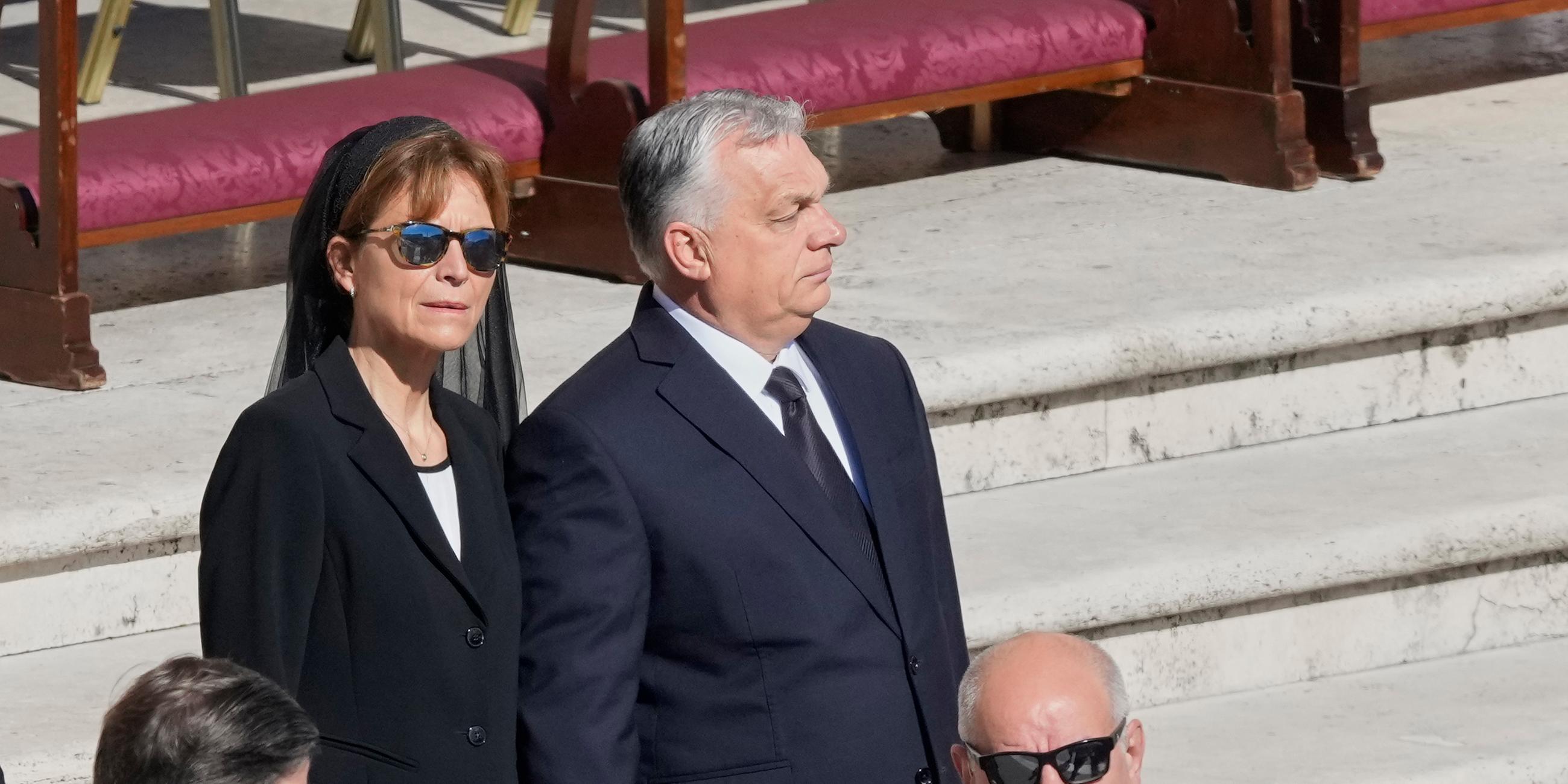 Ungarns Ministerpräsident Viktor Orban und seine Frau Aniko Levai kommen zur Beerdigung von Papst Franziskus auf dem Petersplatz im Vatikan.