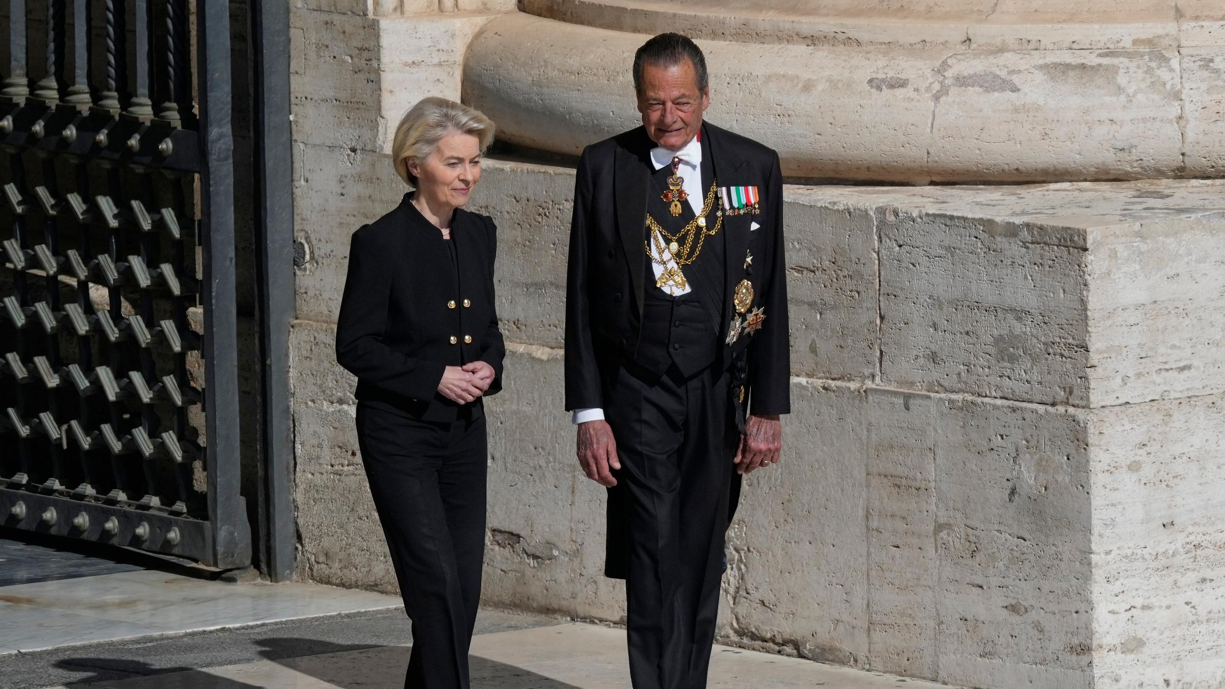 Die Präsidentin der Europäischen Kommission, Ursula von der Leyen (links), kommt zur Beerdigung von Papst Franziskus auf dem Petersplatz im Vatikan an.