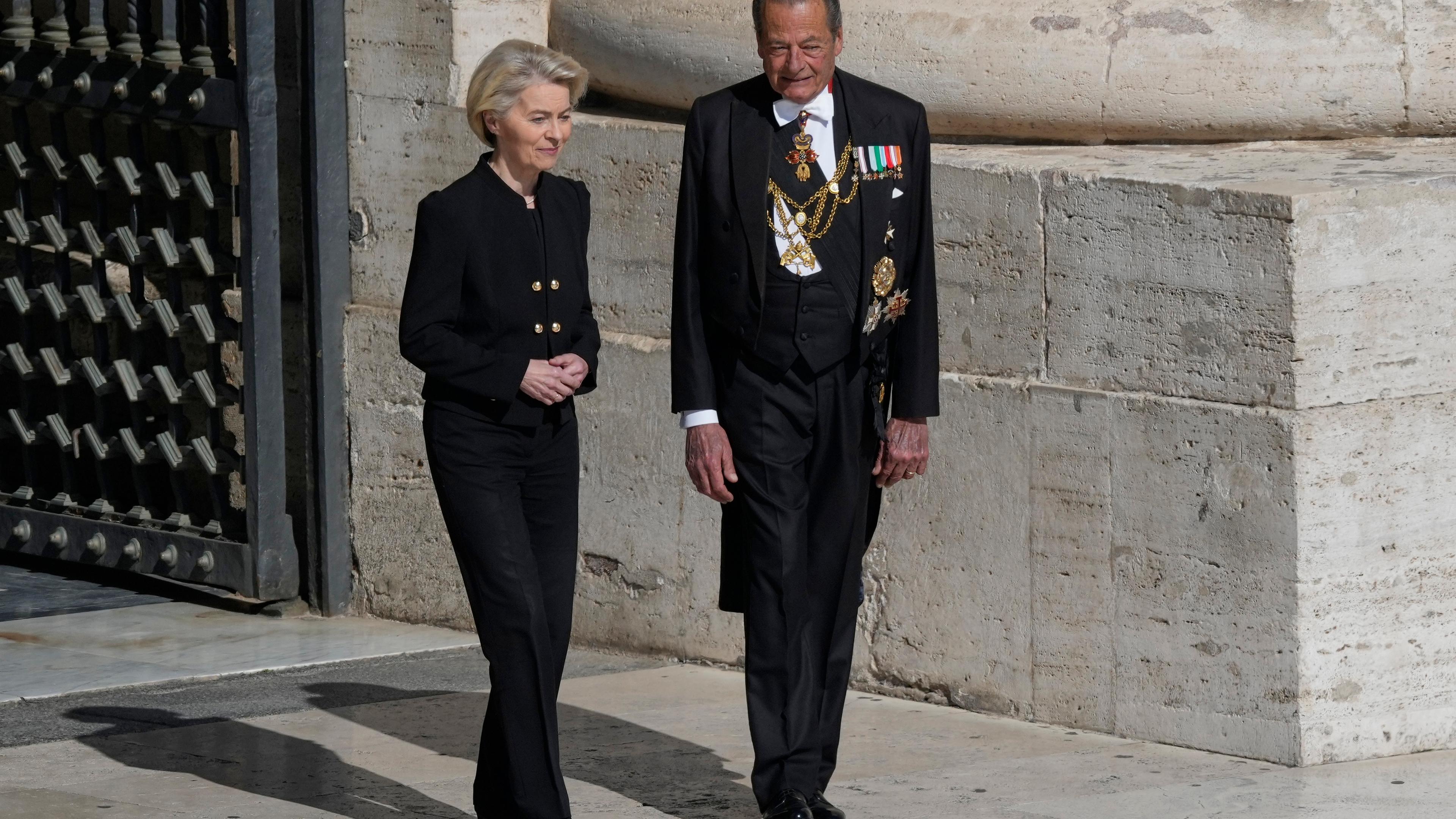 Die Präsidentin der Europäischen Kommission, Ursula von der Leyen (links), kommt zur Beerdigung von Papst Franziskus auf dem Petersplatz im Vatikan an.