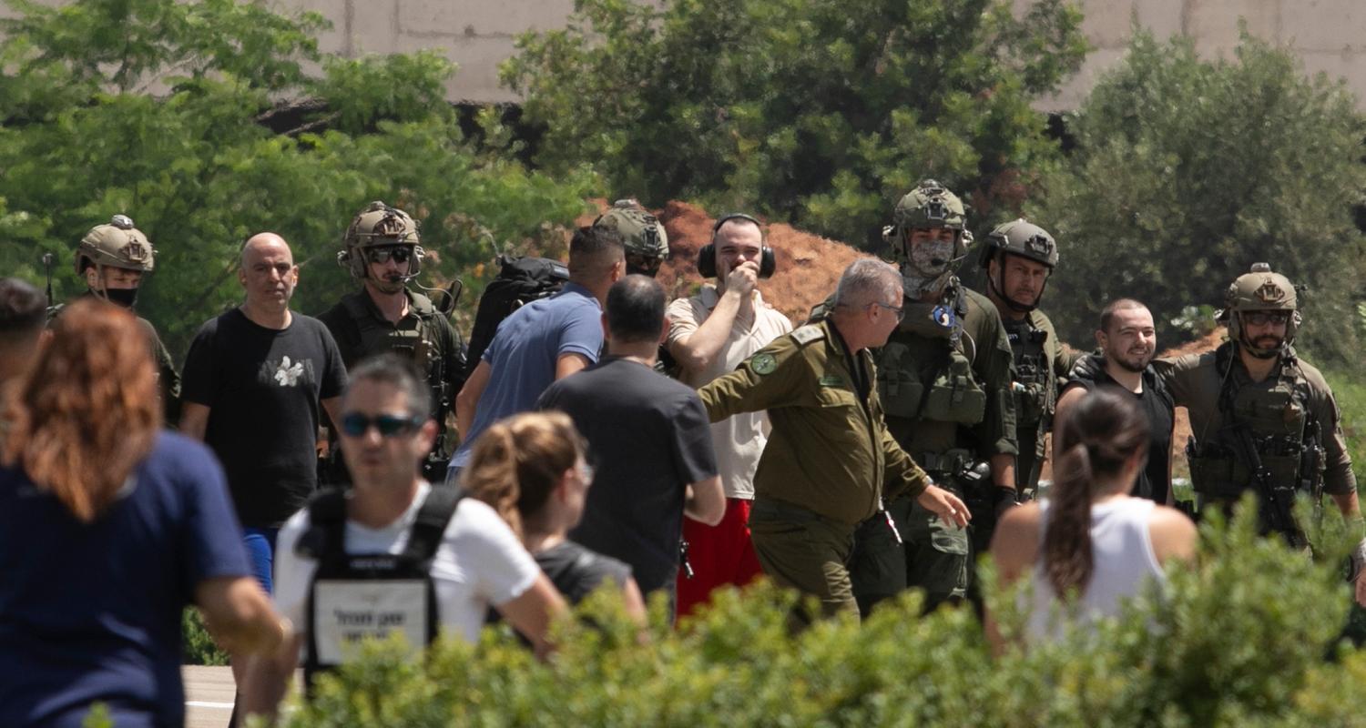 Die Geiseln Andrey Kozlov, Shlomi Ziv und Almog Meir Jan bei ihrer Ankunft im Sheba Medical Center in Ramat