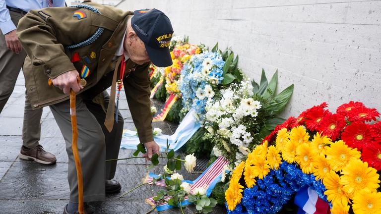 Bud Gahs, Veteran der US-Truppen und Repräsentant der Befreier, nimmt an der Gedenkfeier zum 80. Jahrestag der Befreiung der Häftlinge des KZ Dachau teil.