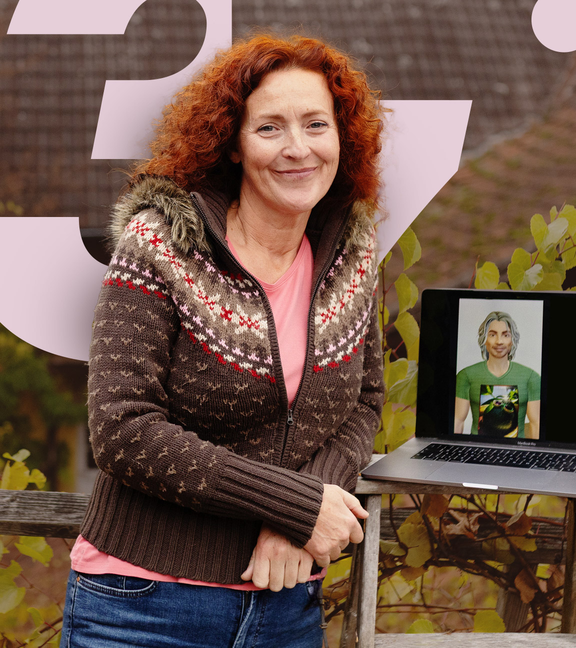 Eine junge Frau lehnt an dem mit Weinblättern umrankten Holzgitter eines Balkons. Neben ihr ein altes Holzgestell, darauf ein geöffneter Laptop. Auf dem Bildschirm ist das Bild ihres KI-Freundes zu sehen. Im Hintergrund Dächer und Fachwerk einer Hofreite. 