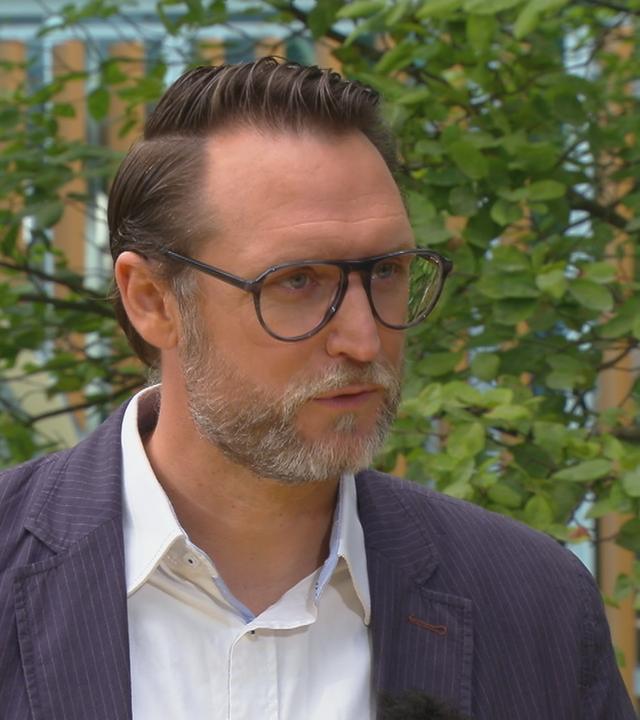 Florian Bublies von der Verbraucherzentrale NRW im Gespräch.