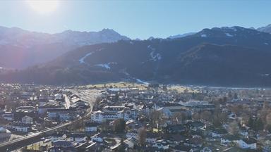 Dorf und Berge