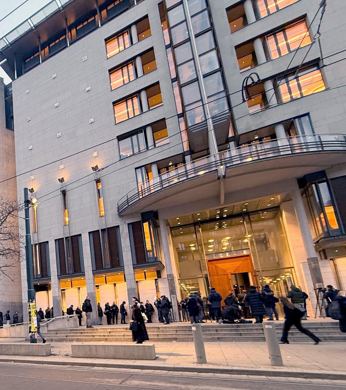 Norwegen, Oslo: Journalisten warten in einer langen Schlange vor dem Gericht, in dem der Prozess gegen den Sohn der norwegischen Kronprinzessin Mette-Marit, Marius Borg Høiby, beginnen soll.