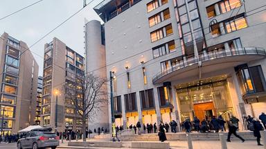 Norwegen, Oslo: Journalisten warten in einer langen Schlange vor dem Gericht, in dem der Prozess gegen den Sohn der norwegischen Kronprinzessin Mette-Marit, Marius Borg Høiby, beginnen soll.