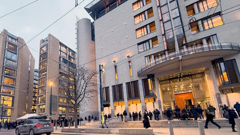 Norwegen, Oslo: Journalisten warten in einer langen Schlange vor dem Gericht, in dem der Prozess gegen den Sohn der norwegischen Kronprinzessin Mette-Marit, Marius Borg Høiby, beginnen soll.