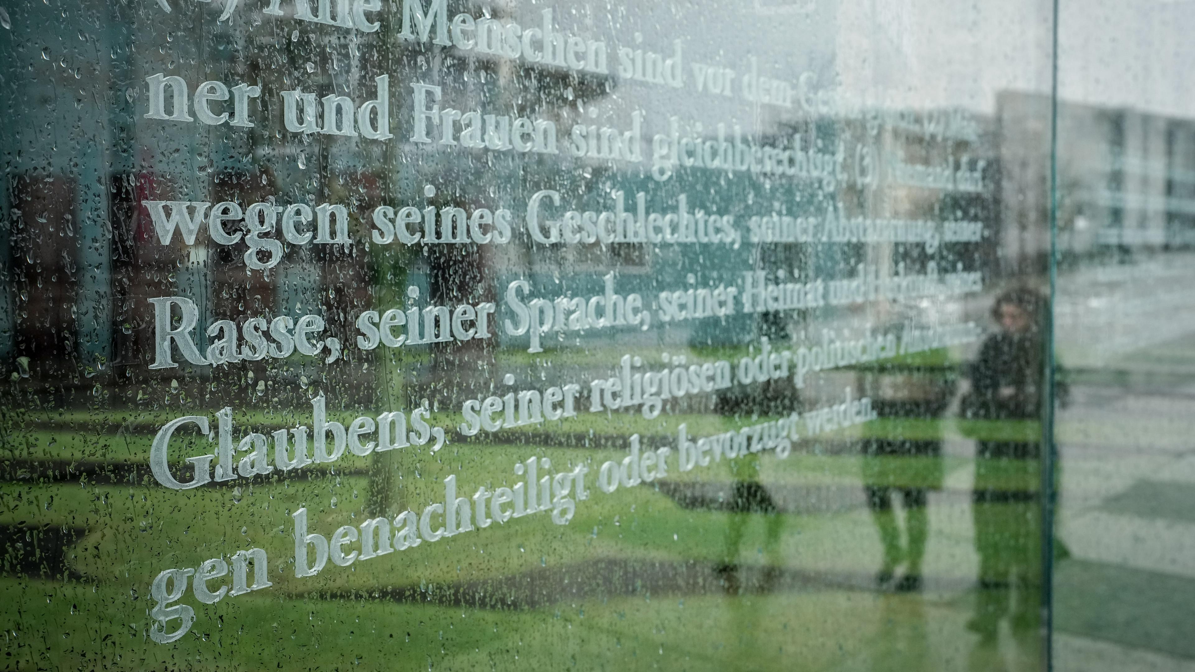 Berlin: Artikel des Grundgesetzes sind in gläserne Stehlen im Regierungsviertel, nicht weit vom Reichstagsgebäude, graviert - hier der 3. Artikel mit dem Begriff "Rasse".