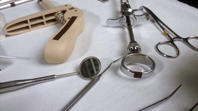 Behandlungsbesteck beim Zahnarzt