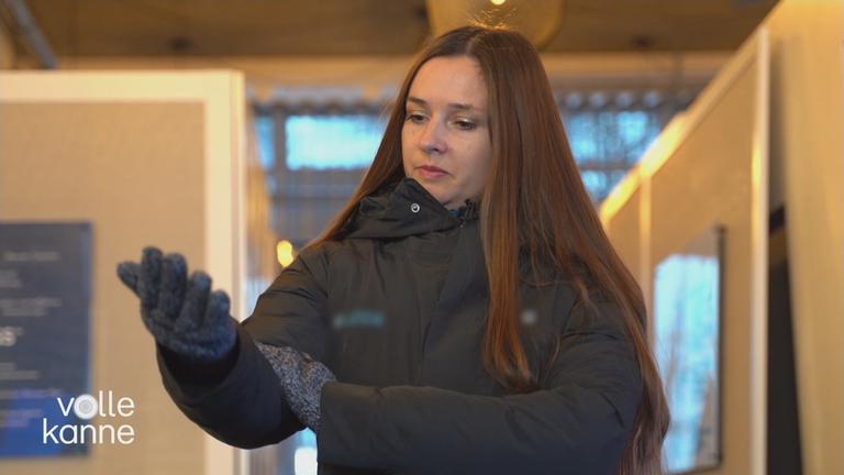 Eine Frau, die beheizbare Kleidung trägt