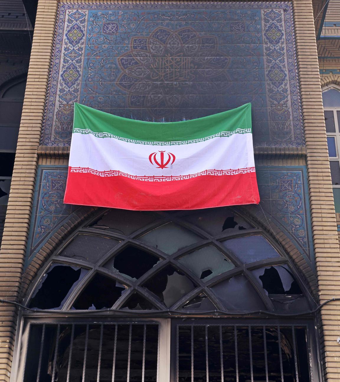 Dieses Foto, das während einer Tour für ausländische Medien aufgenommen wurde, zeigt eine iranische Nationalflagge, die auf der Beheshti-Moschee angebracht wurde, die während der jüngsten öffentlichen Proteste beschädigt wurde, in Teheran am 21.01.2026. 