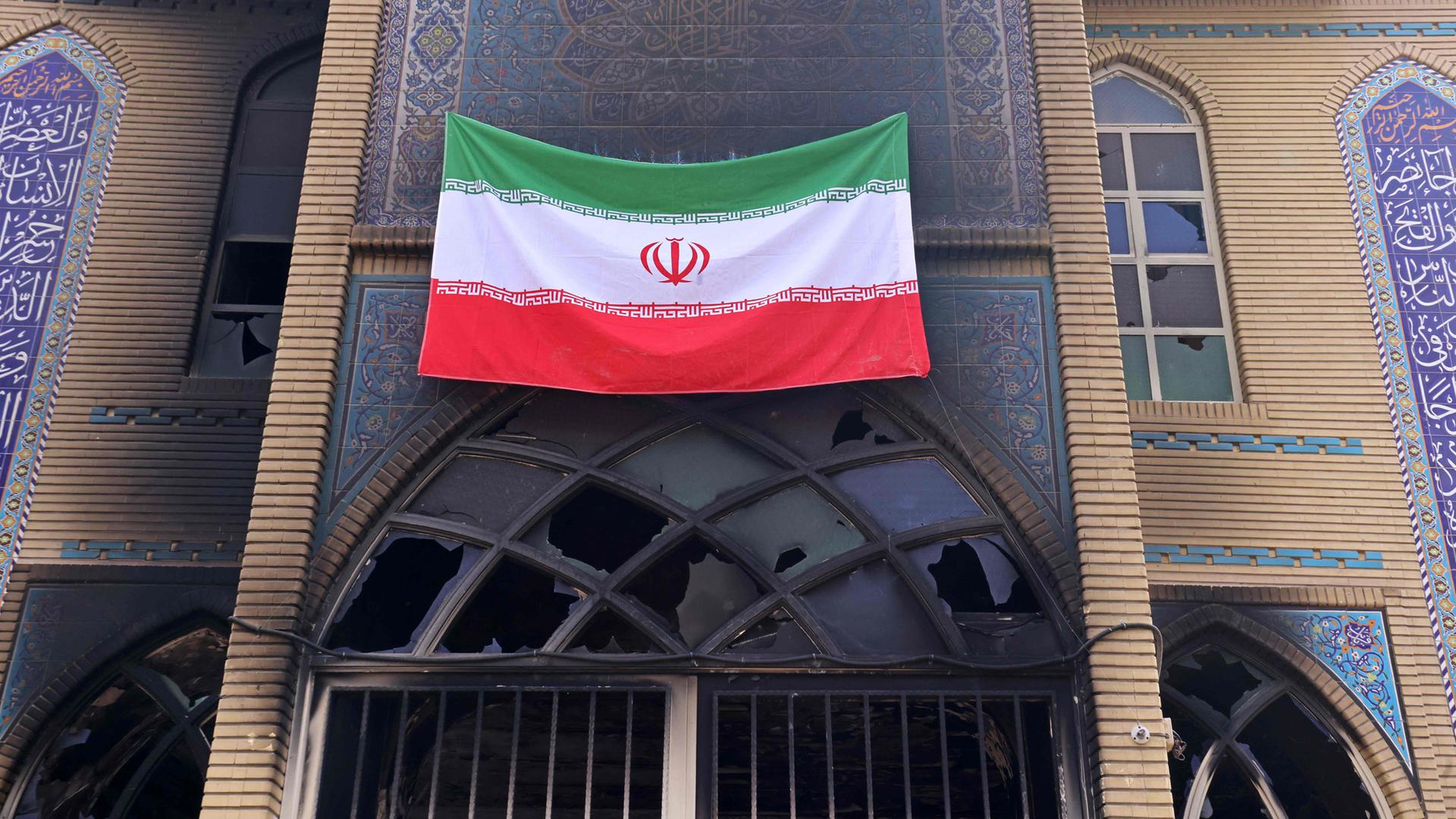 Dieses Foto, das während einer Tour für ausländische Medien aufgenommen wurde, zeigt eine iranische Nationalflagge, die auf der Beheshti-Moschee angebracht wurde, die während der jüngsten öffentlichen Proteste beschädigt wurde, in Teheran am 21.01.2026. 
