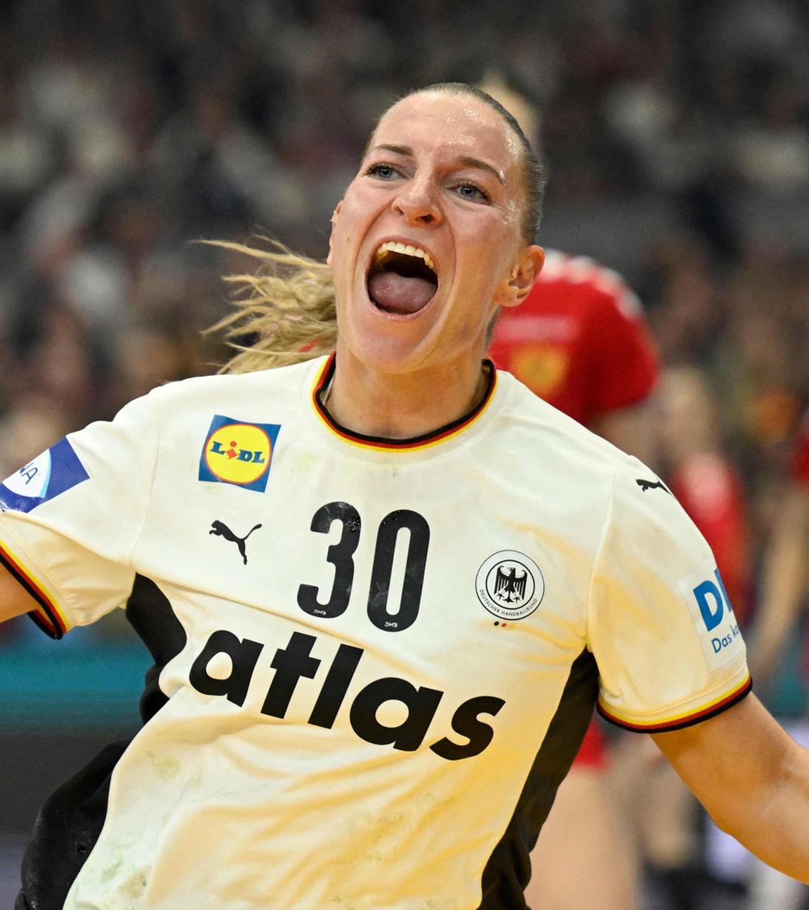 Jenny Behrend (30) jubelt während der Hauptrunden-Partie Montenegro gegen Deutschland bei der Handball-WM der Frauen in Dortmund am 4. Dezember 2025.