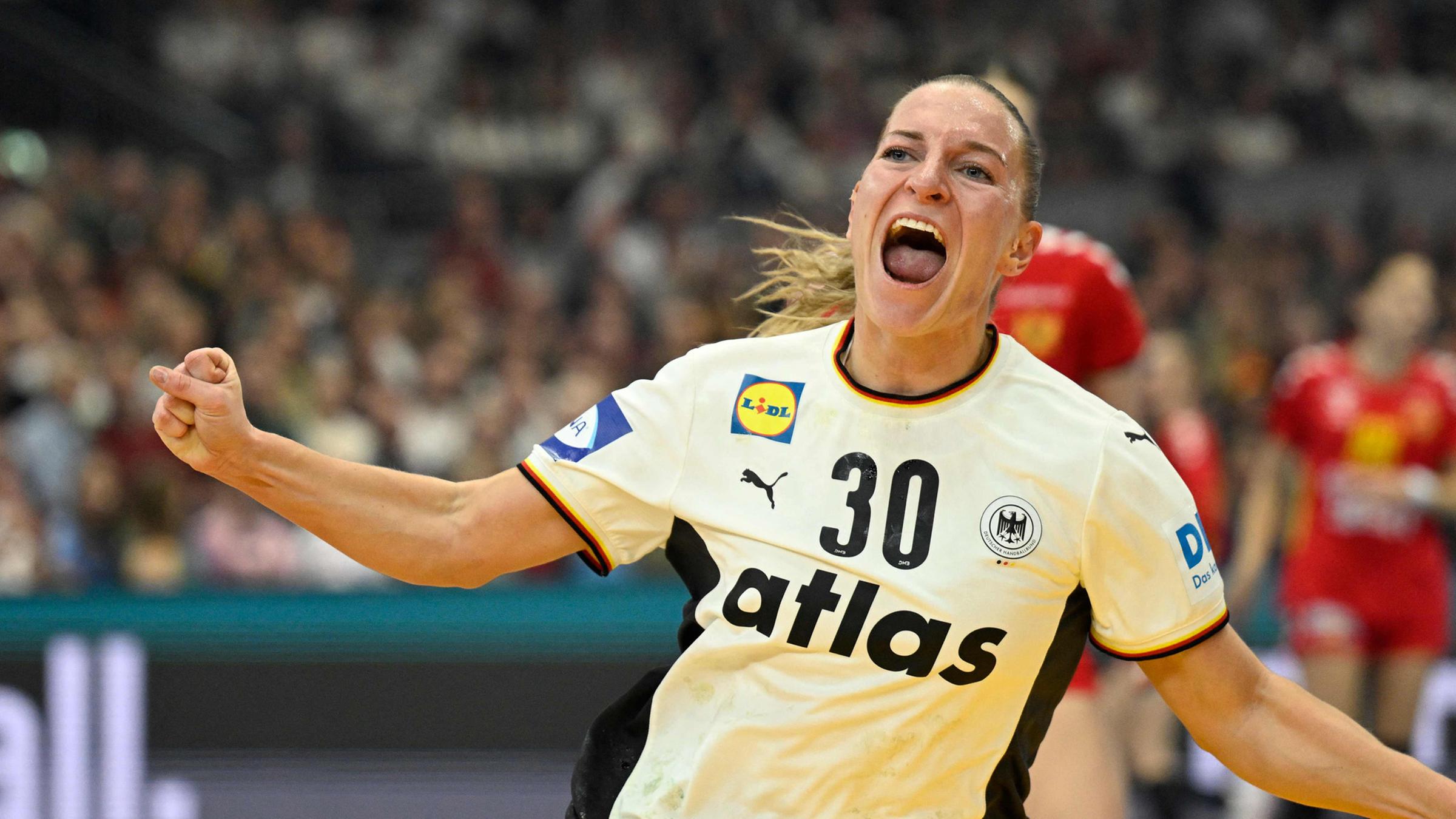 Jenny Behrend (30) jubelt während der Hauptrunden-Partie Montenegro gegen Deutschland bei der Handball-WM der Frauen in Dortmund am 4. Dezember 2025.