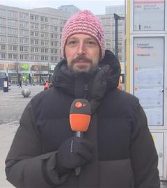 ZDF-Reporter Carsten Behrendt in einem Schaltgespräch