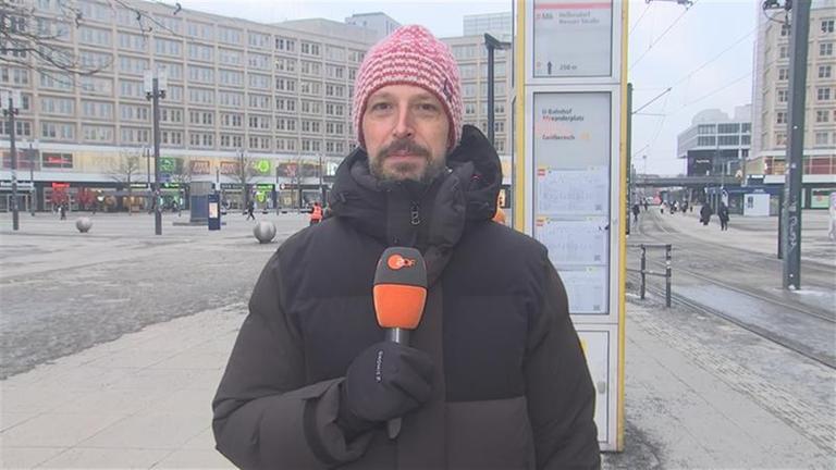 ZDF-Reporter Carsten Behrendt in einem Schaltgespräch