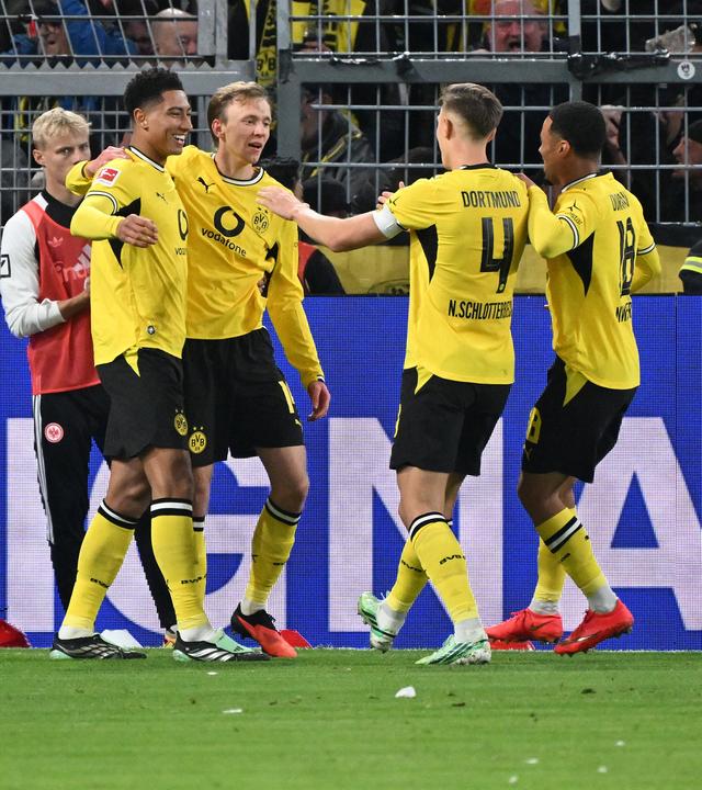 Der Dortmunder Mittelstürmer Maximilian Beier jubelt nach seinem Treffer zum 1:0 gegen Eintracht Frankfurt mit seinen Teamkollegen