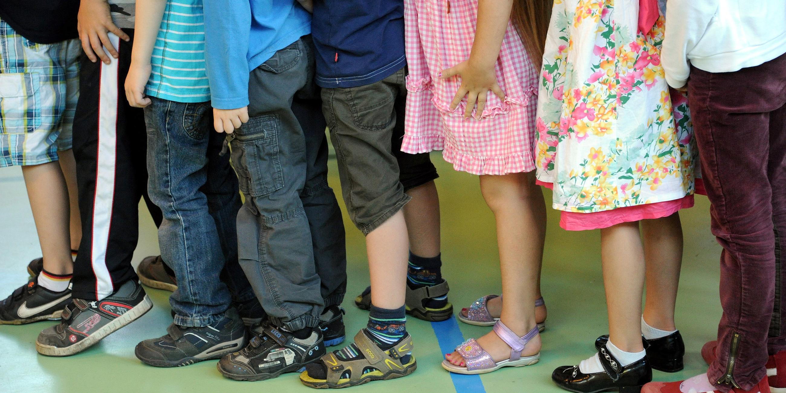 Schulkinder stehen in einer Reihe