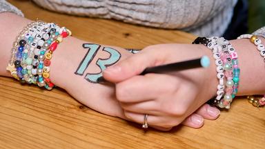 Nahaufnahme beider Hände von Kim Niehaus (26): Sie malt sich gerade eine "13" auf die Hand.