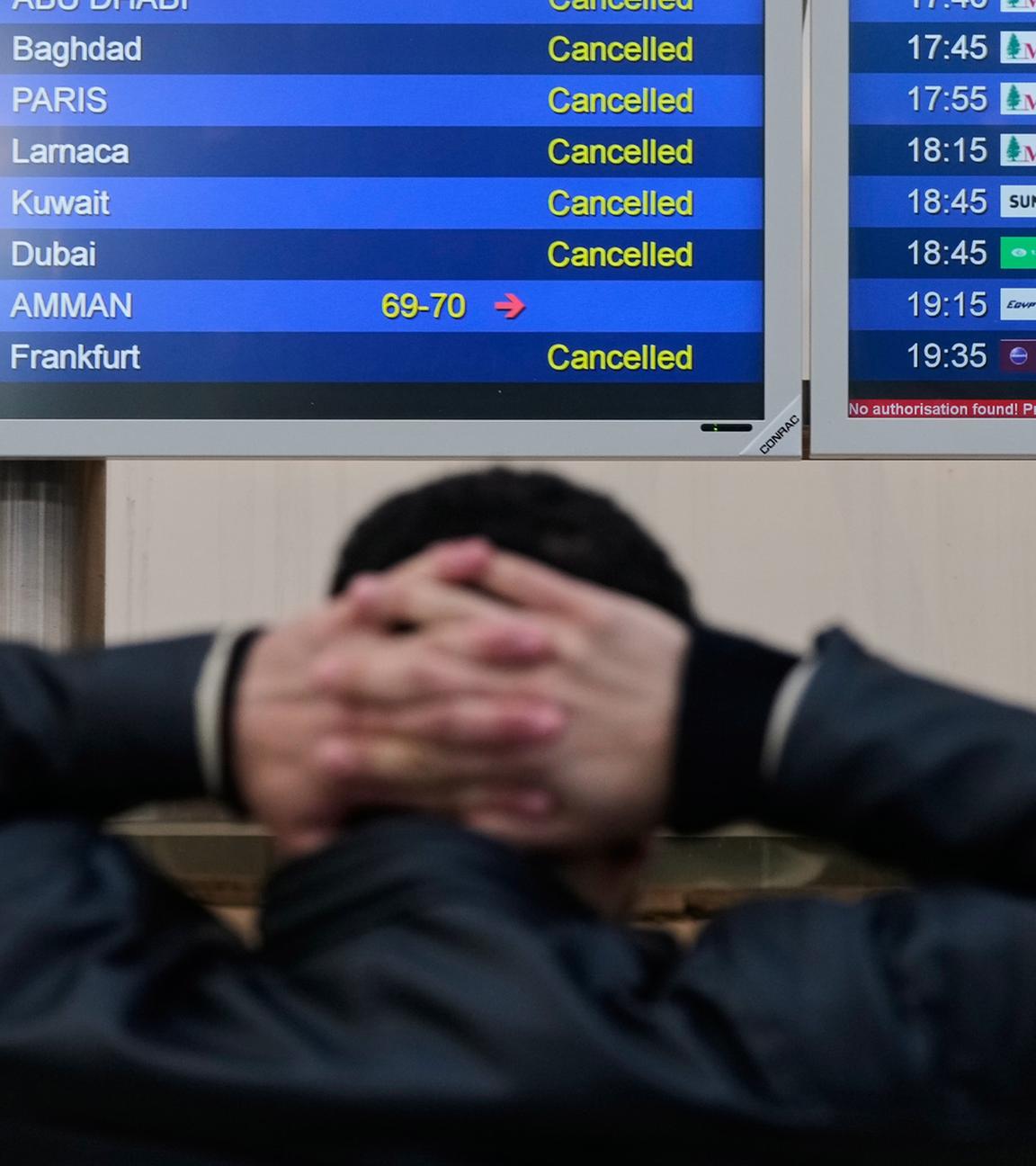 Ein Reisender prüft die Abflugzeiten am internationalen Flughafen Beirut Rafik Hariri, da viele Fluggesellschaften nach den amerikanisch-israelischen Angriffen auf den Iran ihre Flüge gestrichen haben. (Archiv)