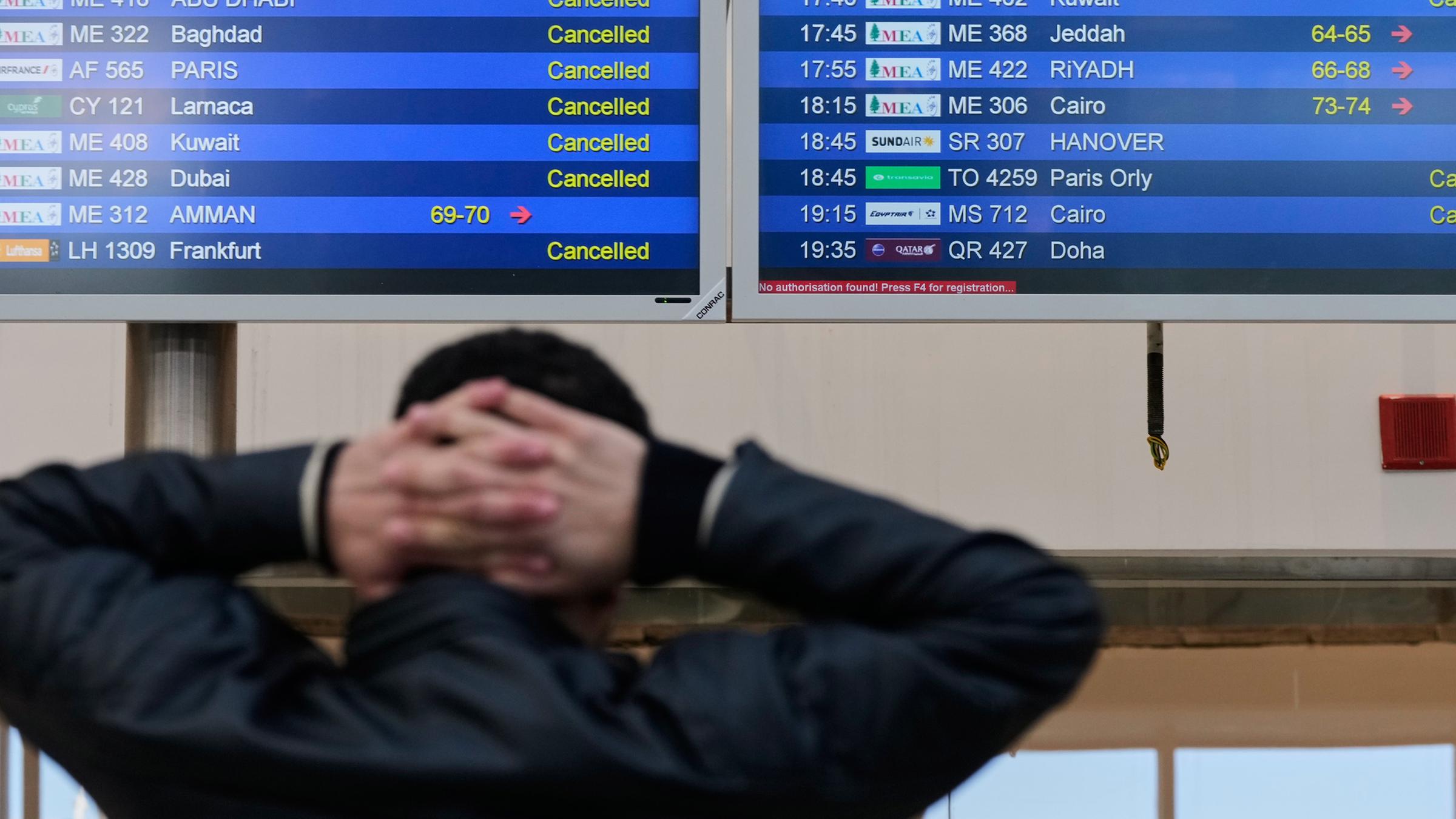 Ein Reisender prüft die Abflugzeiten am internationalen Flughafen Beirut Rafik Hariri, da viele Fluggesellschaften nach den amerikanisch-israelischen Angriffen auf den Iran ihre Flüge gestrichen haben. (Archiv)